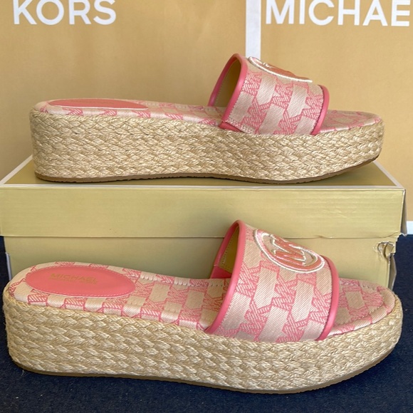 MICHAEL KORS SADLER WEDGE
MK OUTLINE JQD/EMB MK
TEA ROSE
49S3SDFA1Y
New - Picture 1 of 16